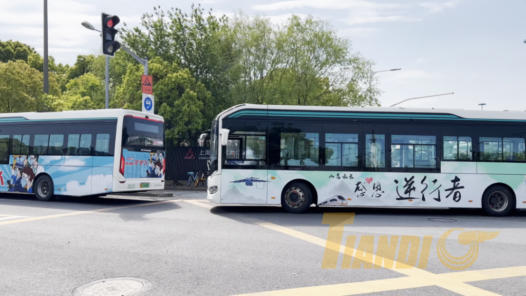 一瞥之间,满是深情!将这座城市的感念和心愿载于公交车身,在抗疫征途上声声传递……缩略图 一瞥之间,满是深情!将这座城市的感念和心愿载于公交车身,在抗疫征途上声声传递……缩略图